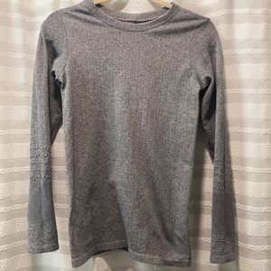 Stretchy Alo Yoga long sleeve